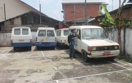 Kondisi mobil dinas Kesehatan Batanghari yang terbengkalai.